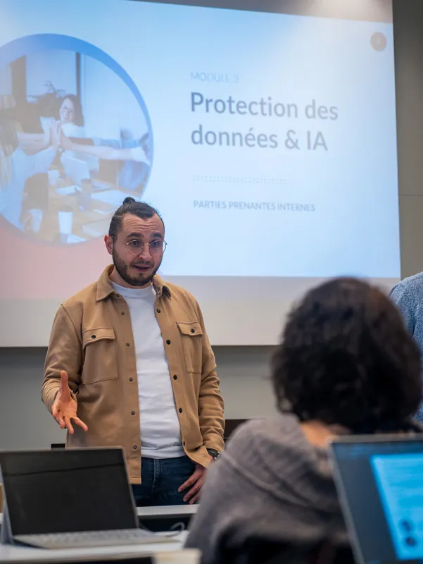 Livio Di Tria animant un module de formation sur la protection des données et l'IA
