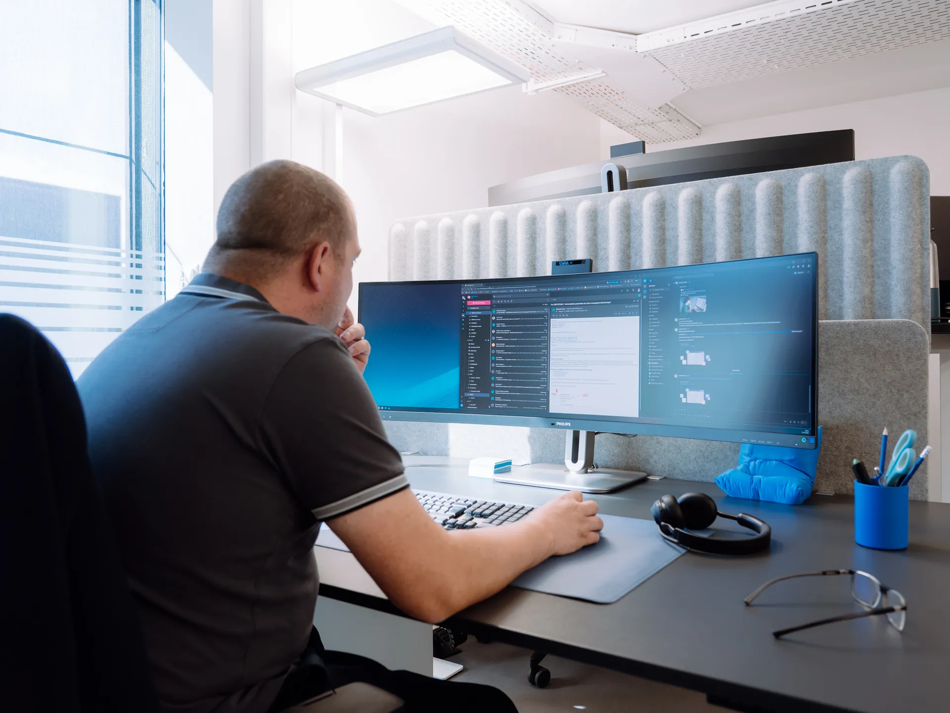 Yvann Barras, consultant, en analyse dans les bureaux YBCS